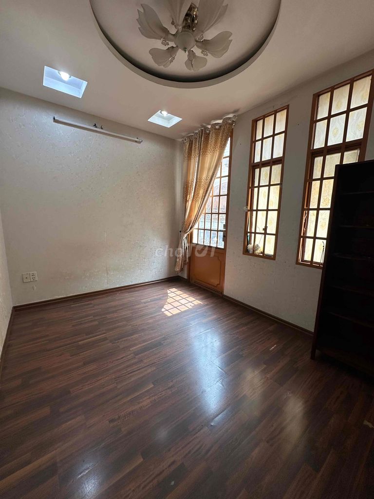 Rent a car alley house in Bàu Cát Tân Bình. area: 4 meters x 8 meters 3 floors at 12 million