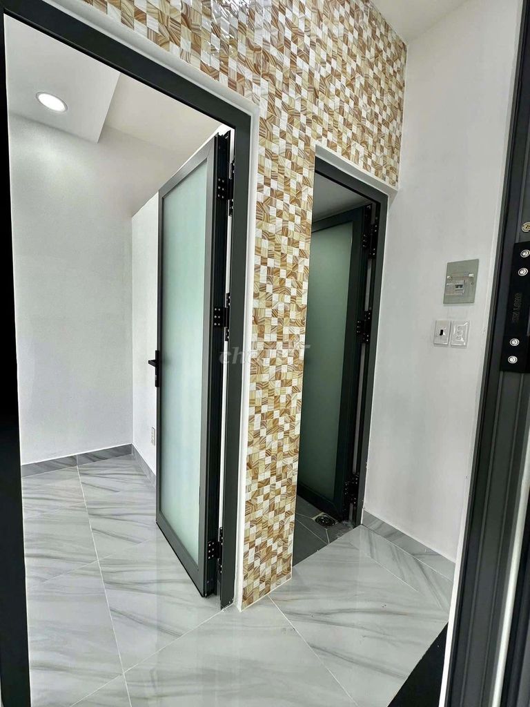 Rent a new house, down to Nguyễn Thị Thập.
