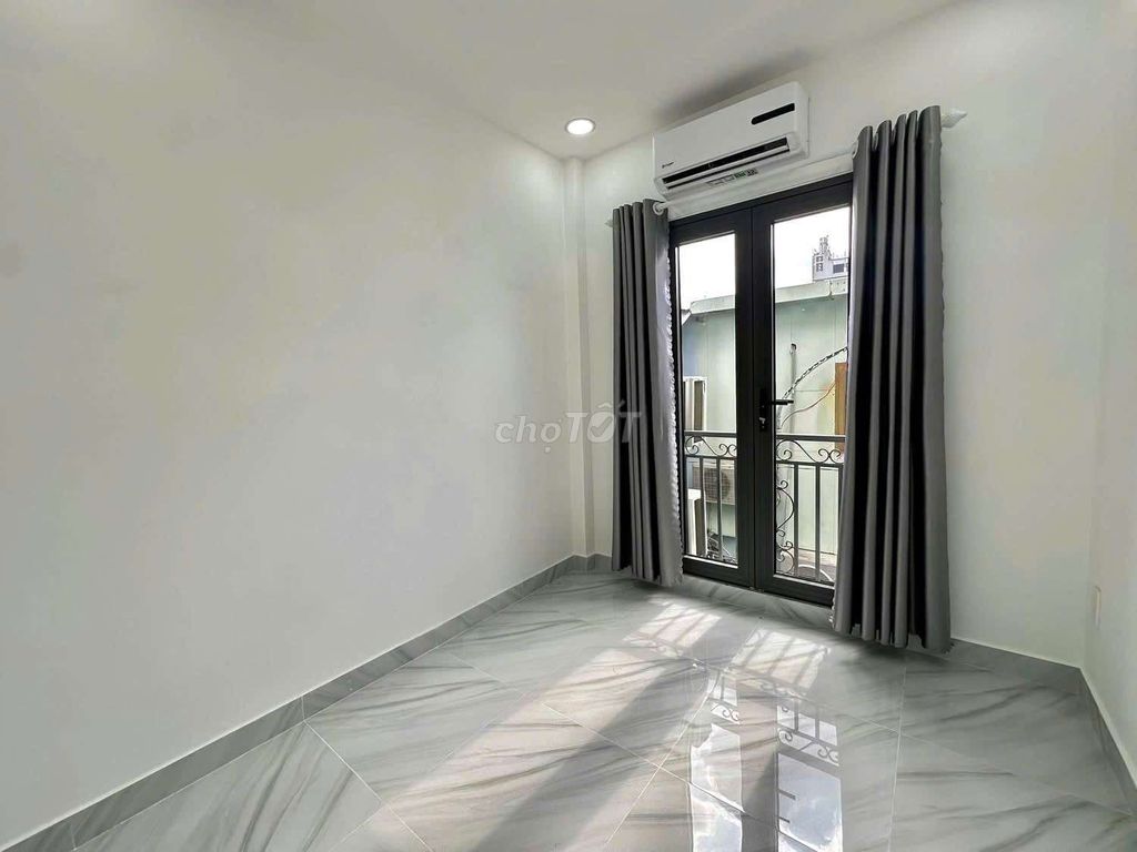 Rent a new house, down to Nguyễn Thị Thập.