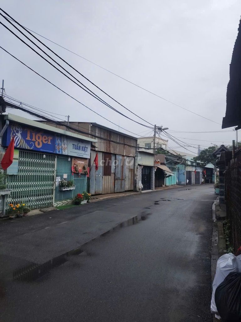 Rent warehouses 100 meters 2 alleys Nguyễn Văn Quá 8 million a month