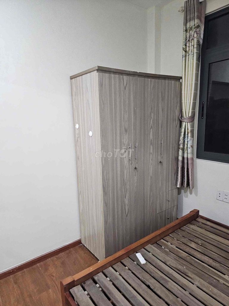Get students to rent a service apartment equipped with beds, closets, air conditioning.
