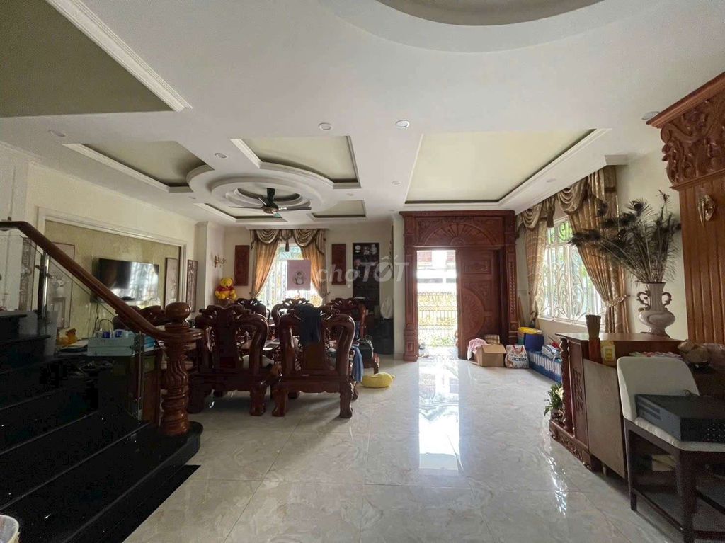 The beautiful villa is aeon 10 X20 level 3th floor vault right there.
