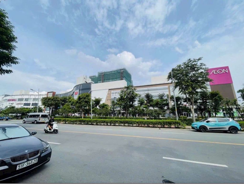 The beautiful villa is aeon 10 X20 level 3th floor vault right there.