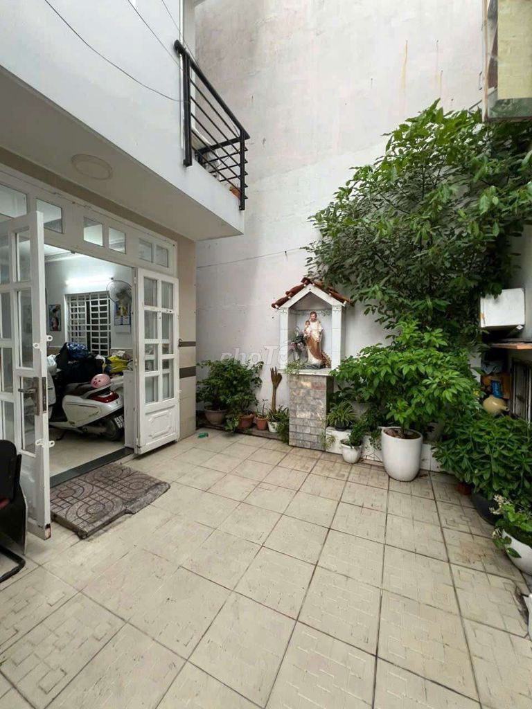 Rent a three-story apartment on Route 13 12 million a month.