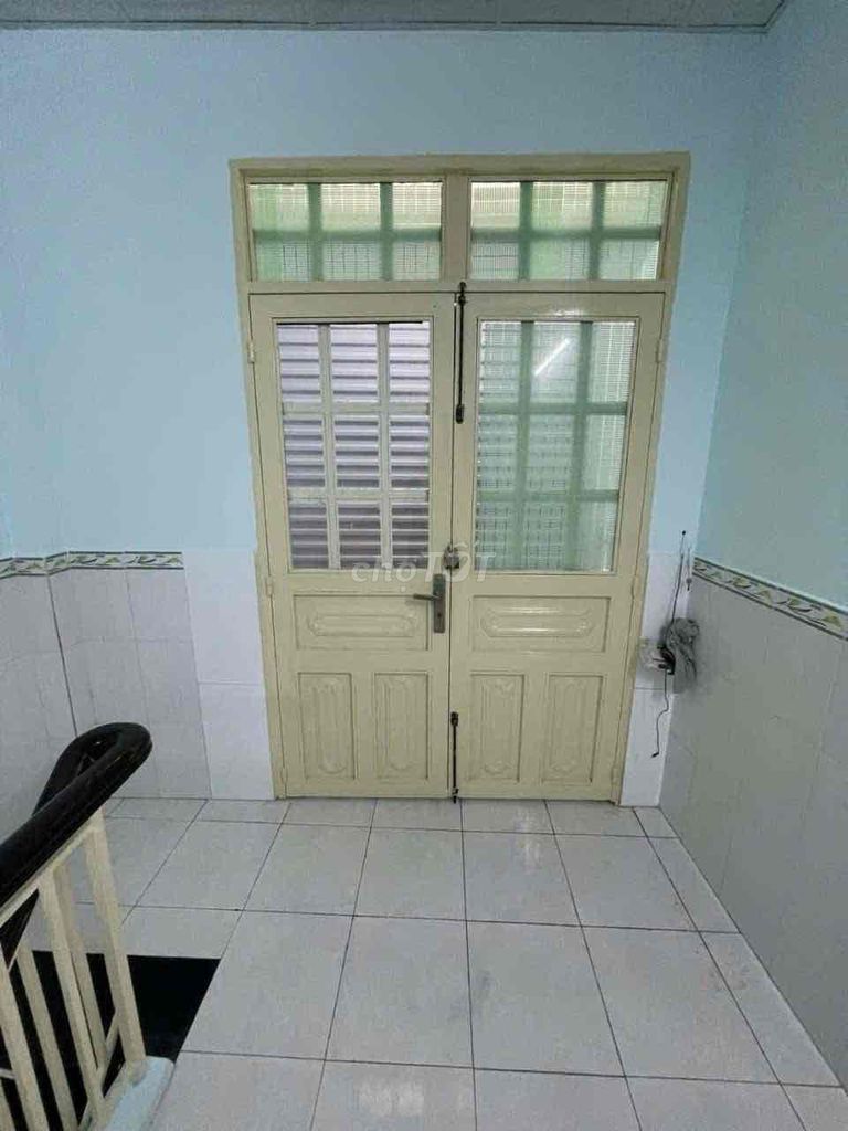 Rent a three-story bedroom. Two Hẻm Nguyễn Duy Trinh toilets for nine million.
