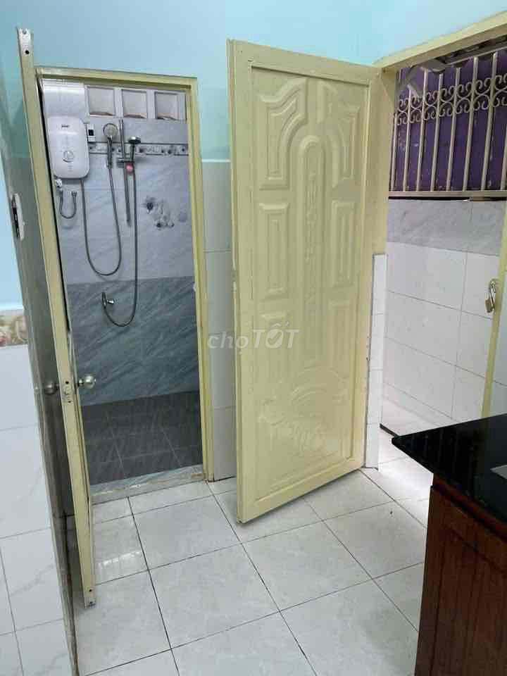 Rent a three-story bedroom. Two Hẻm Nguyễn Duy Trinh toilets for nine million.