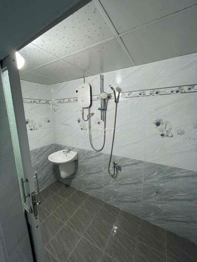 Rent a three-story bedroom. Two Hẻm Nguyễn Duy Trinh toilets for nine million.