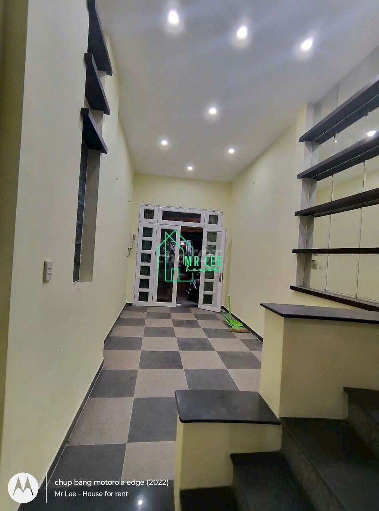 Rent a Đỗ Nhuận-three-story roof building. Three bedrooms, four bathrooms near aeon.