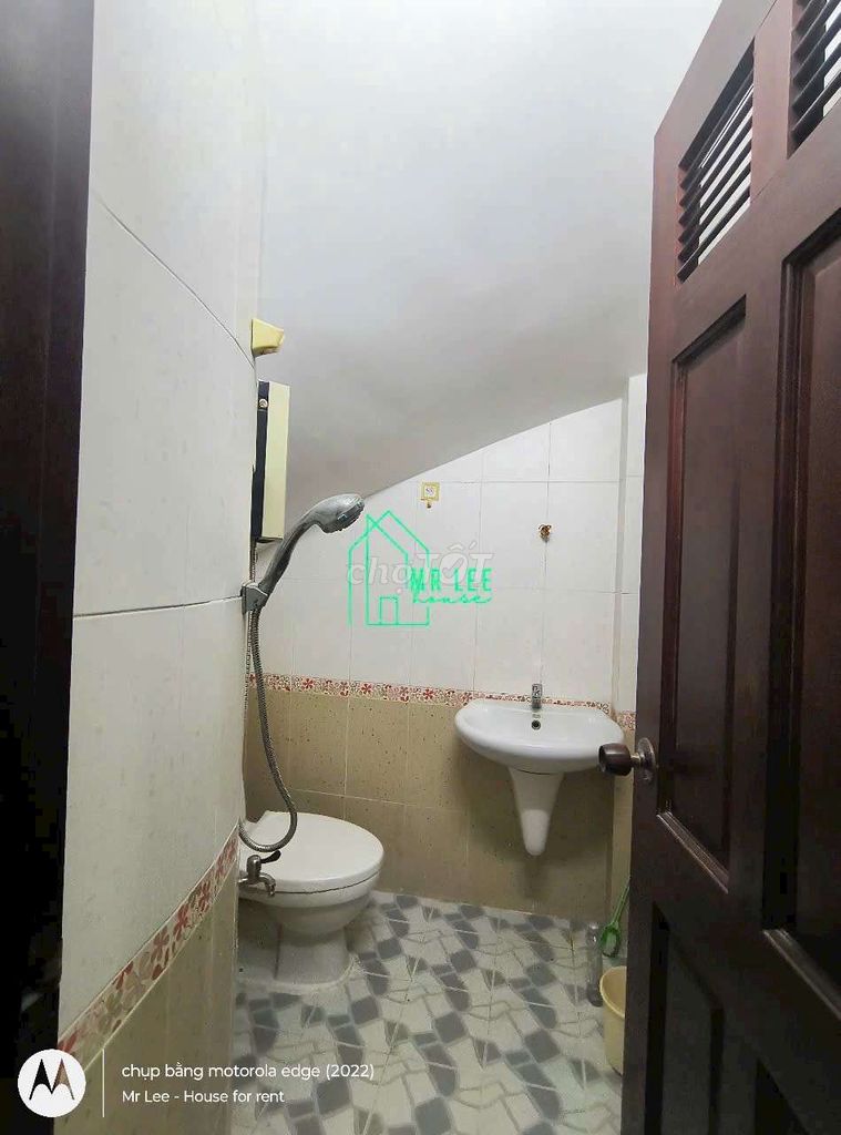 Rent a Đỗ Nhuận-three-story roof building. Three bedrooms, four bathrooms near aeon.