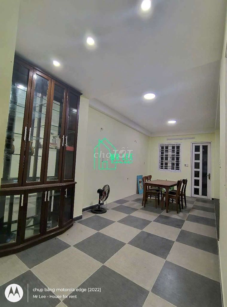 Rent a Đỗ Nhuận-three-story roof building. Three bedrooms, four bathrooms near aeon.
