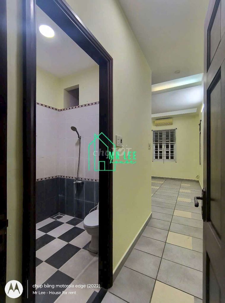 Rent a Đỗ Nhuận-three-story roof building. Three bedrooms, four bathrooms near aeon.