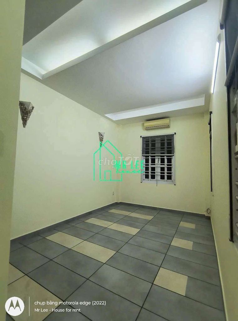 Rent a Đỗ Nhuận-three-story roof building. Three bedrooms, four bathrooms near aeon.