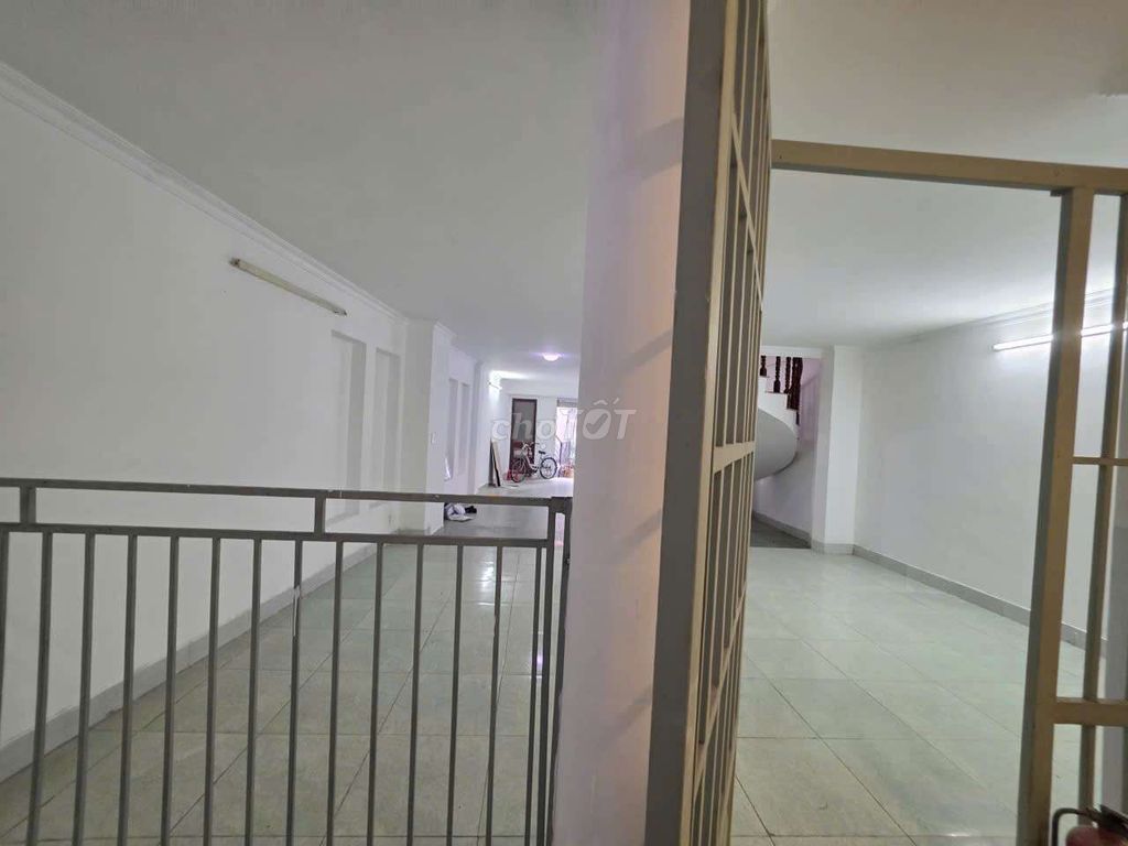 Rent the ground floor - 4 x 20 M: Nine and a half million. Nguyễn Kiệm, Phú Nhuận ●