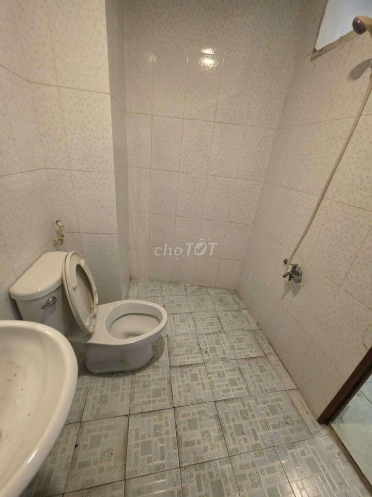 Rent the ground floor - 4 x 20 M: Nine and a half million. Nguyễn Kiệm, Phú Nhuận ●