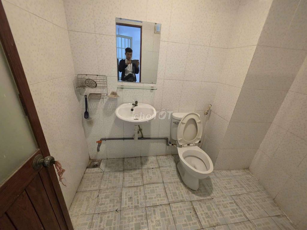Rent the ground floor - 4 x 20 M: Nine and a half million. Nguyễn Kiệm, Phú Nhuận ●