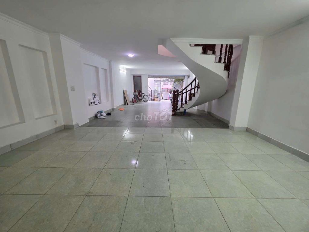 Rent the ground floor - 4 x 20 M: Nine and a half million. Nguyễn Kiệm, Phú Nhuận ●