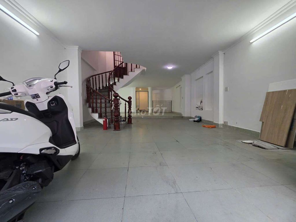 Rent the ground floor - 4 x 20 M: Nine and a half million. Nguyễn Kiệm, Phú Nhuận ●