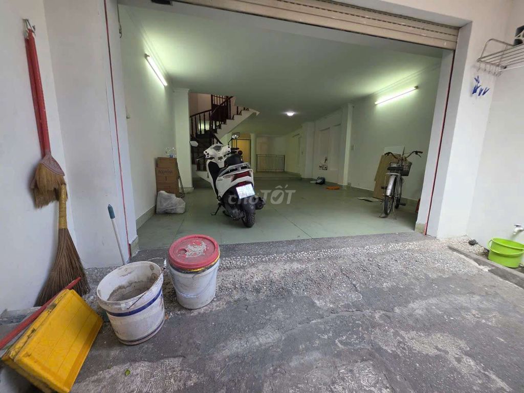 Rent the ground floor - 4 x 20 M: Nine and a half million. Nguyễn Kiệm, Phú Nhuận ●