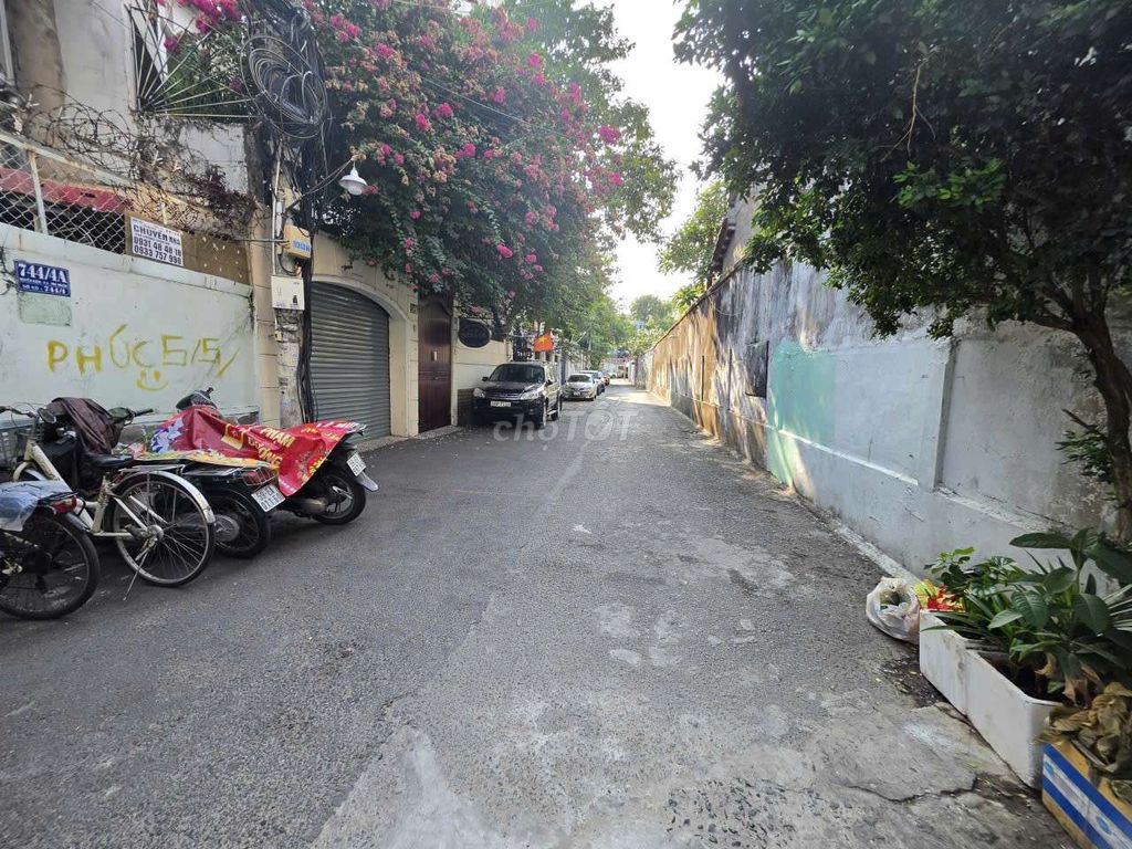 Rent the ground floor - 4 x 20 M: Nine and a half million. Nguyễn Kiệm, Phú Nhuận ●
