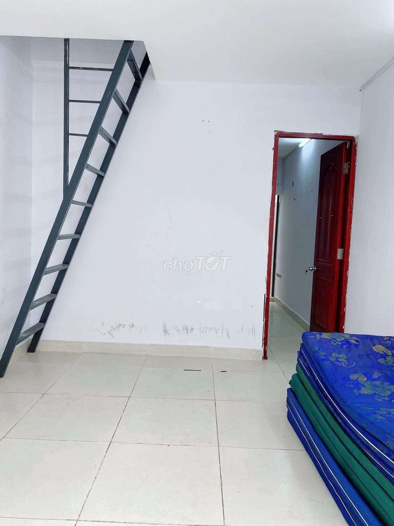 There's a three-way Phạm Văn Chiêu air-scan bedroom. 3 x 9 meters a floor.