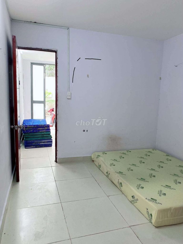 There's a three-way Phạm Văn Chiêu air-scan bedroom. 3 x 9 meters a floor.