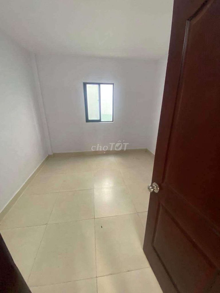 There's a three-way Phạm Văn Chiêu air-scan bedroom. 3 x 9 meters a floor.