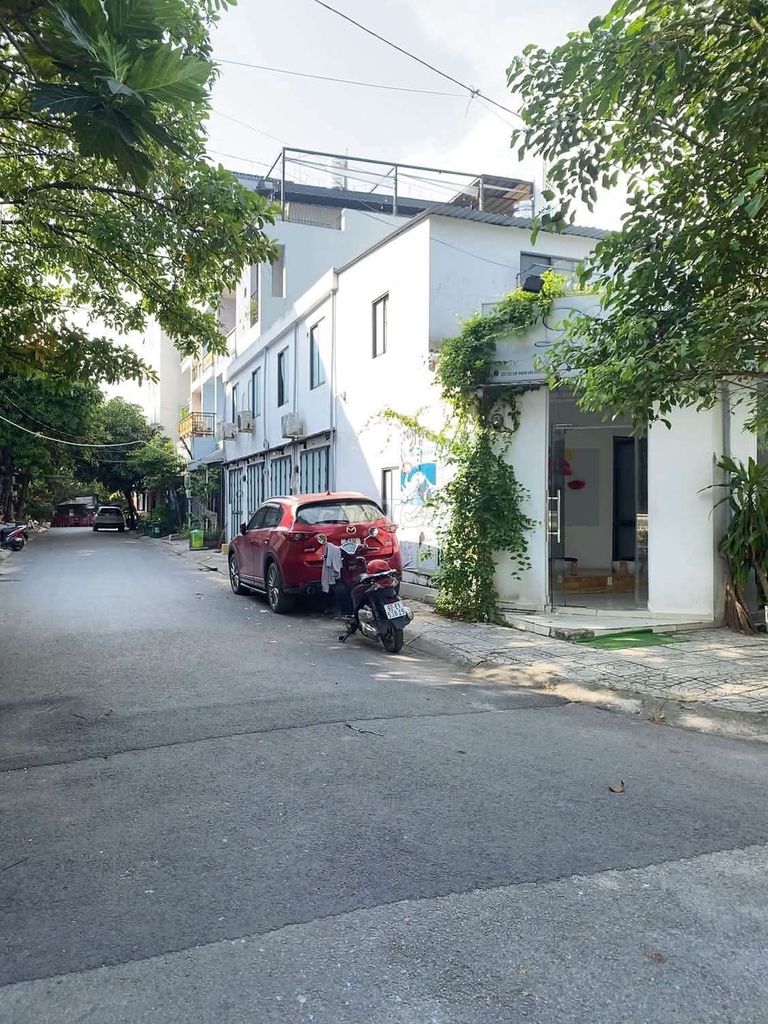 There's a three-way Phạm Văn Chiêu air-scan bedroom. 3 x 9 meters a floor.