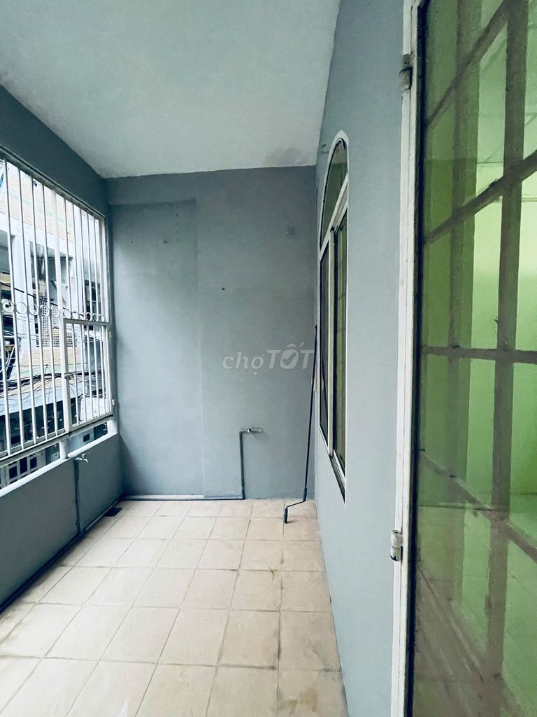 Renting whole houses, empty houses, negotiating interiors.