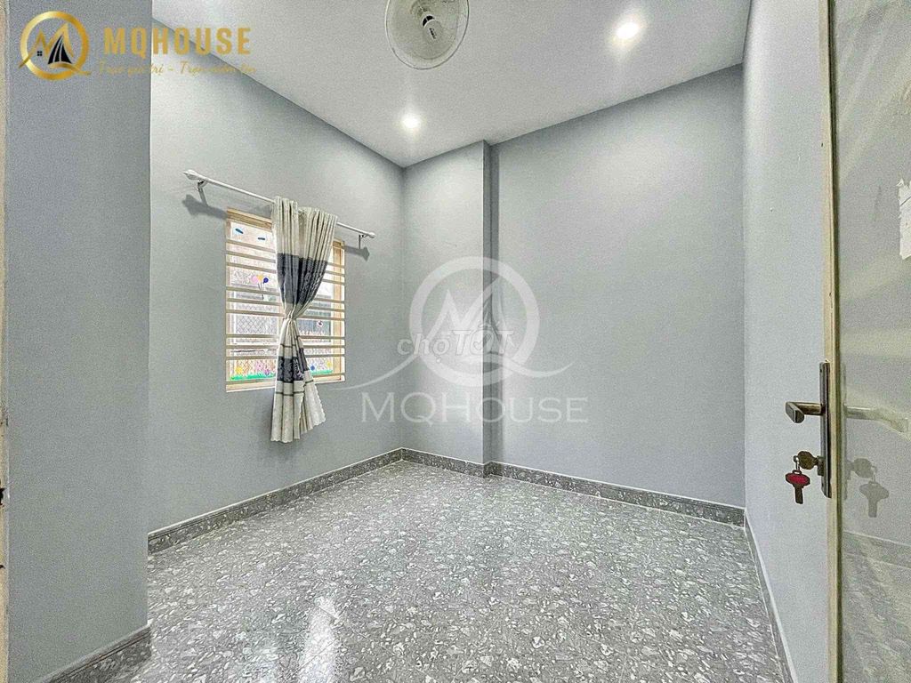 The owner rented the original two bedrooms, four bedrooms, Lạc Long Quân.