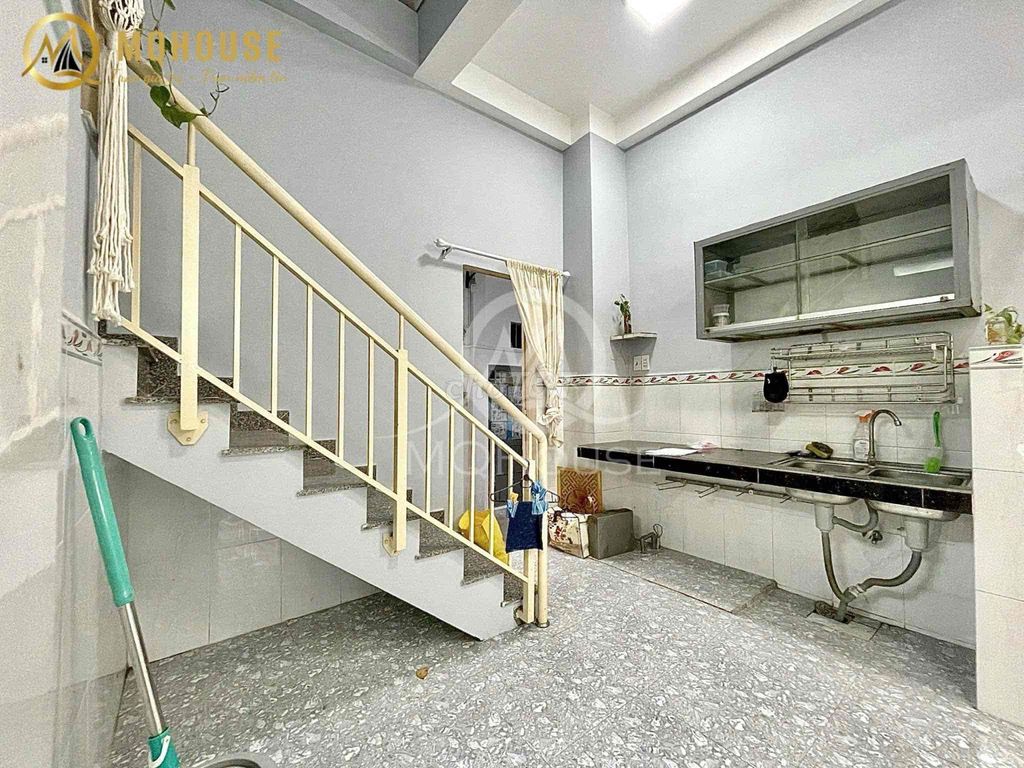 The owner rented the original two bedrooms, four bedrooms, Lạc Long Quân.