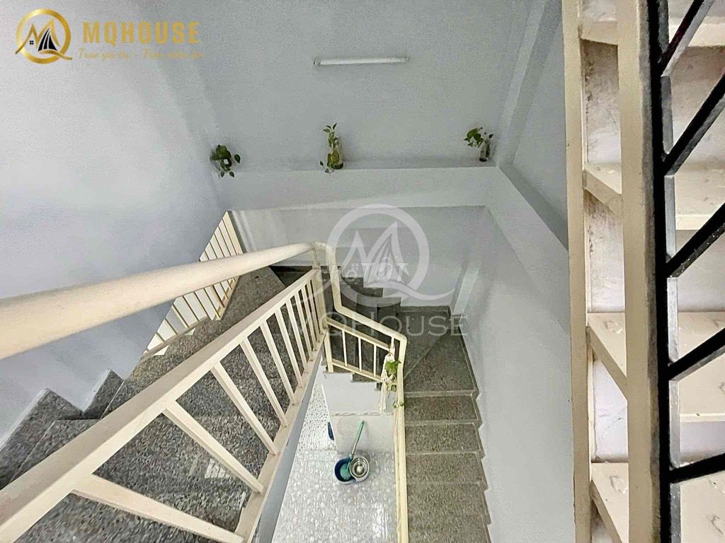 The owner rented the original two bedrooms, four bedrooms, Lạc Long Quân.
