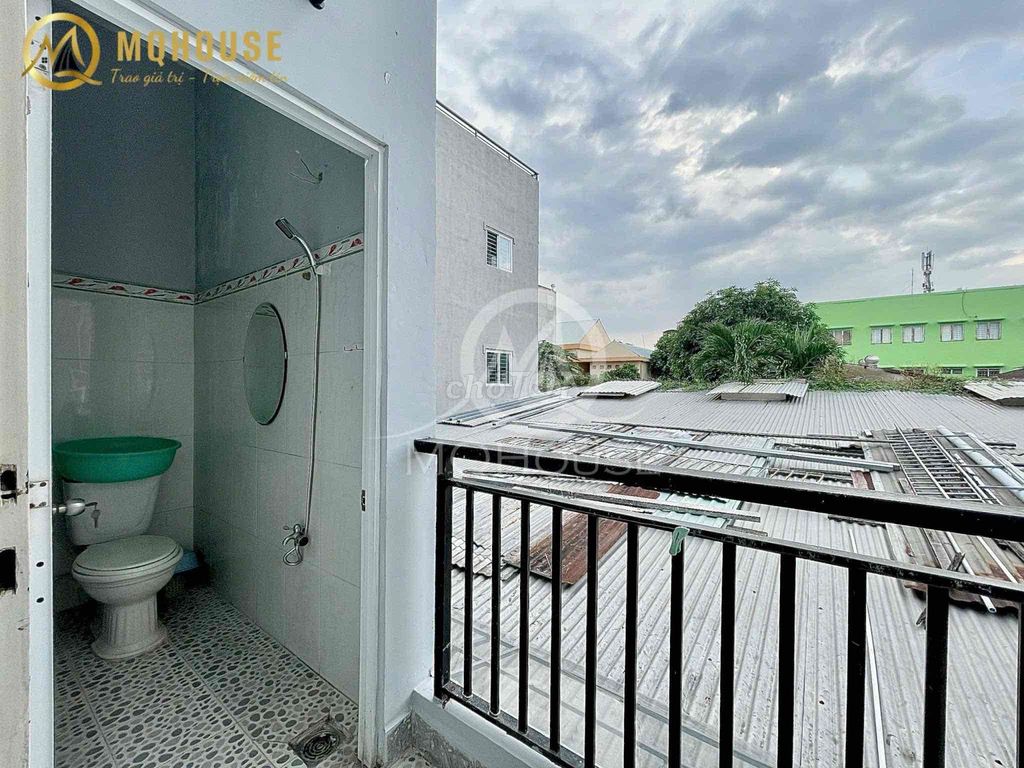 The owner rented the original two bedrooms, four bedrooms, Lạc Long Quân.