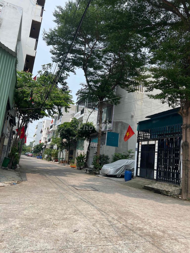 Rent a 70-foot-one-thirty building. Three-story bedroom. Three toilets.