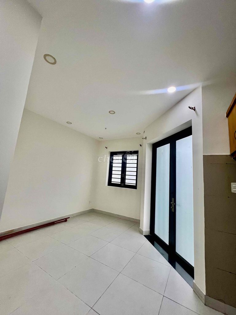 Rent a 70-foot-one-thirty building. Three-story bedroom. Three toilets.