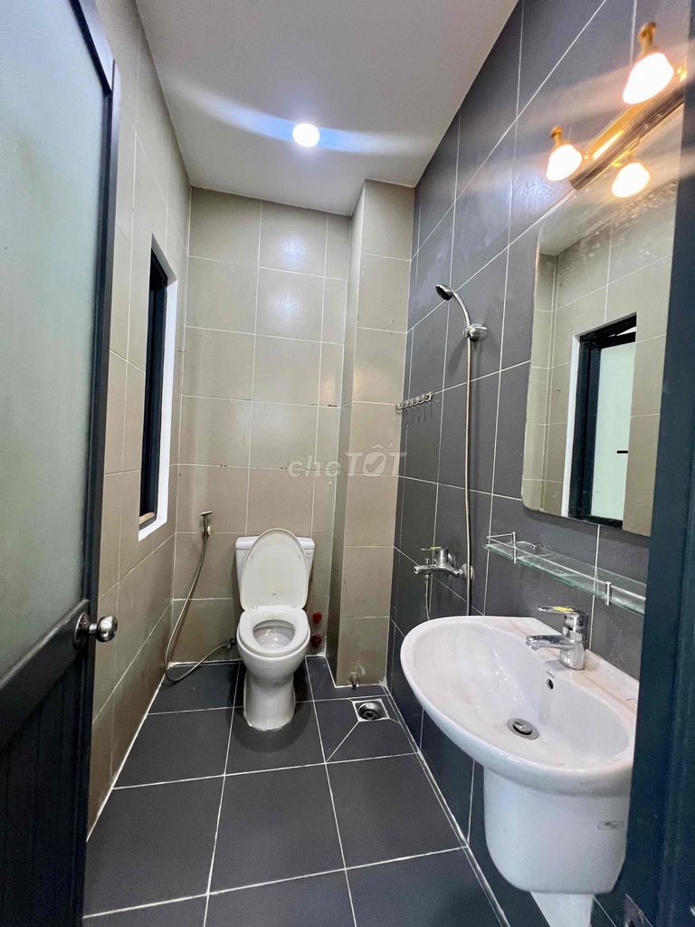 Rent a 70-foot-one-thirty building. Three-story bedroom. Three toilets.