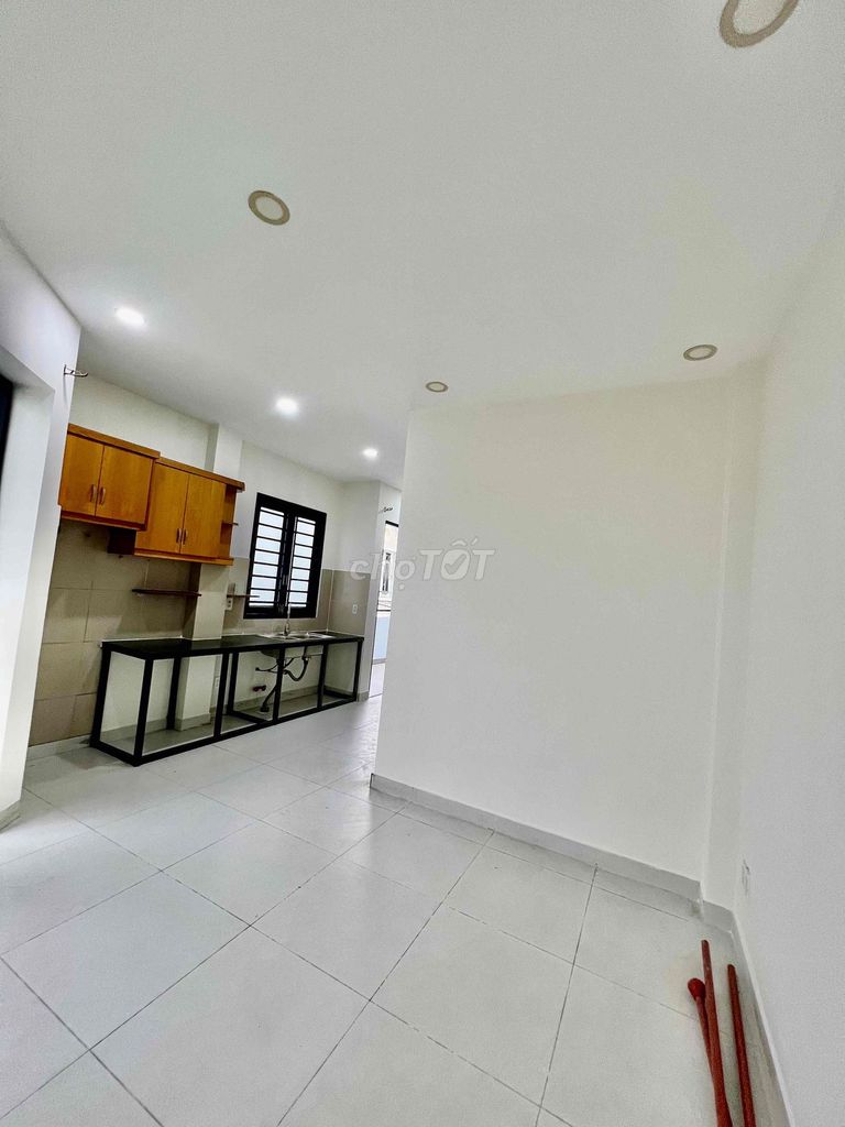 Rent a 70-foot-one-thirty building. Three-story bedroom. Three toilets.