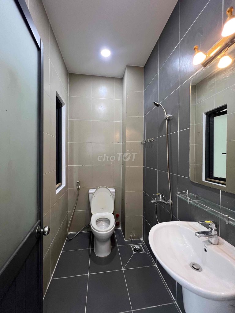 Rent a 70-foot-one-thirty building. Three-story bedroom. Three toilets.