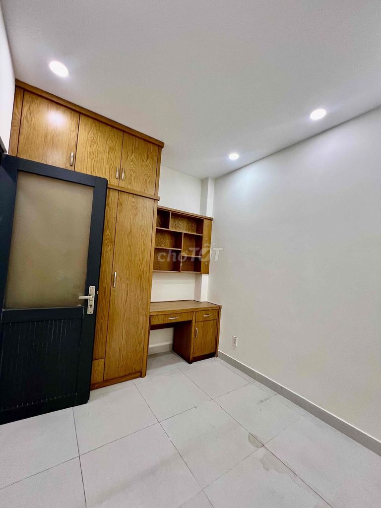 Rent a 70-foot-one-thirty building. Three-story bedroom. Three toilets.