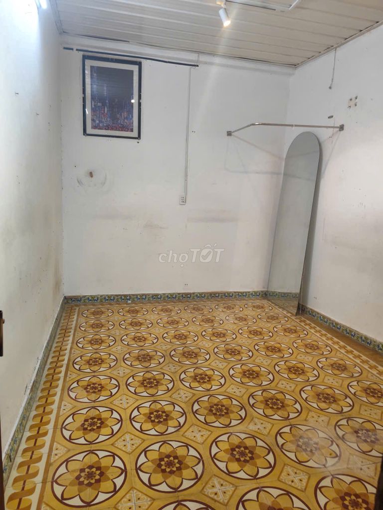 It's the owner who rents an alley house near Phan Liu & Phan Xích Long