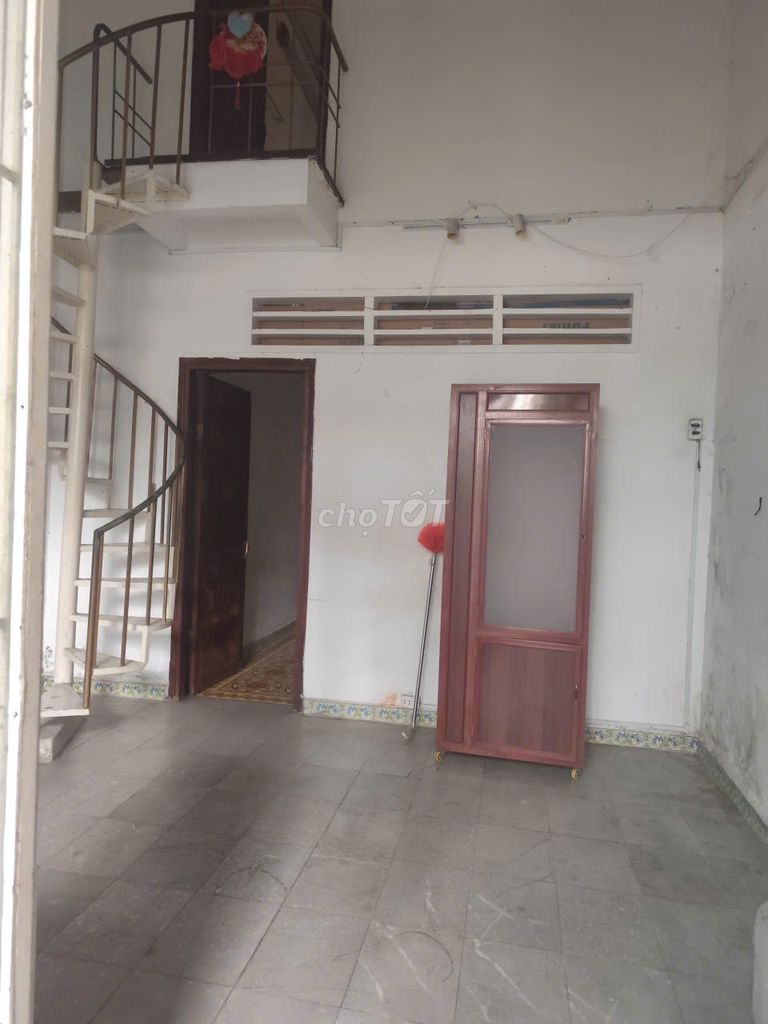 It's the owner who rents an alley house near Phan Liu & Phan Xích Long