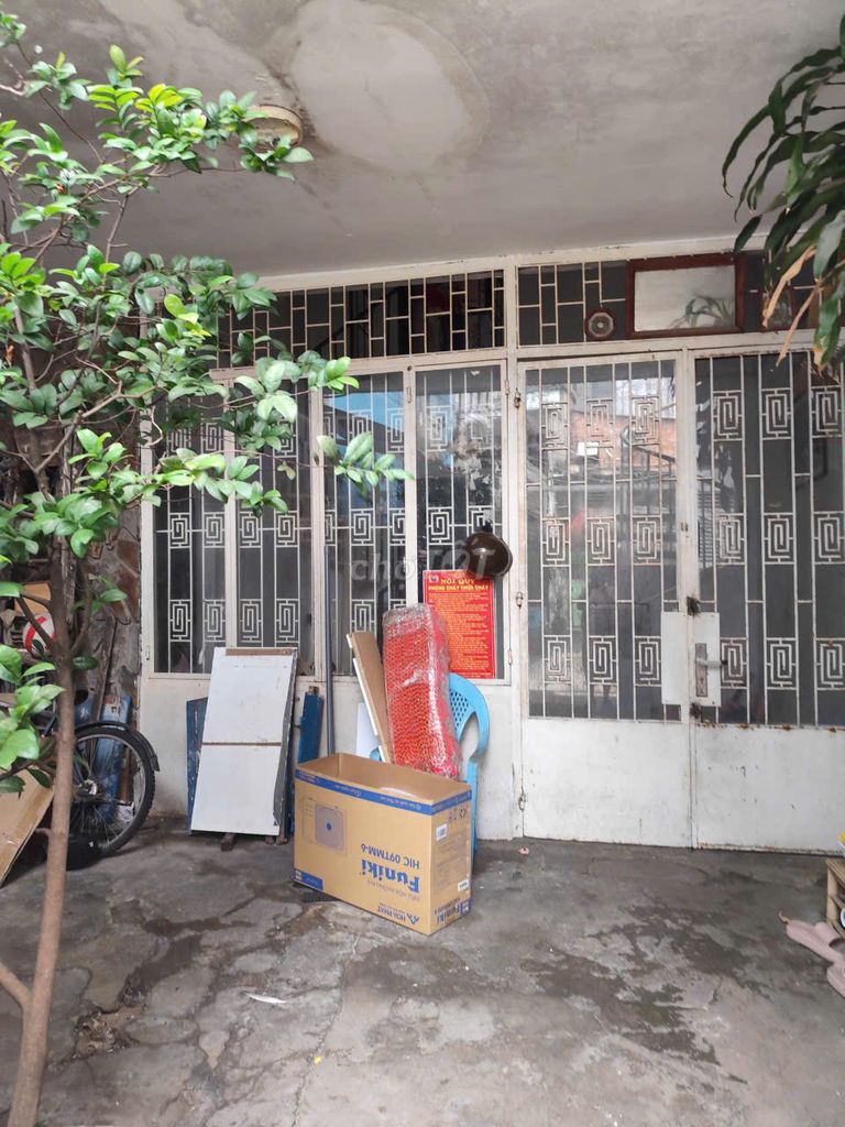 It's the owner who rents an alley house near Phan Liu & Phan Xích Long