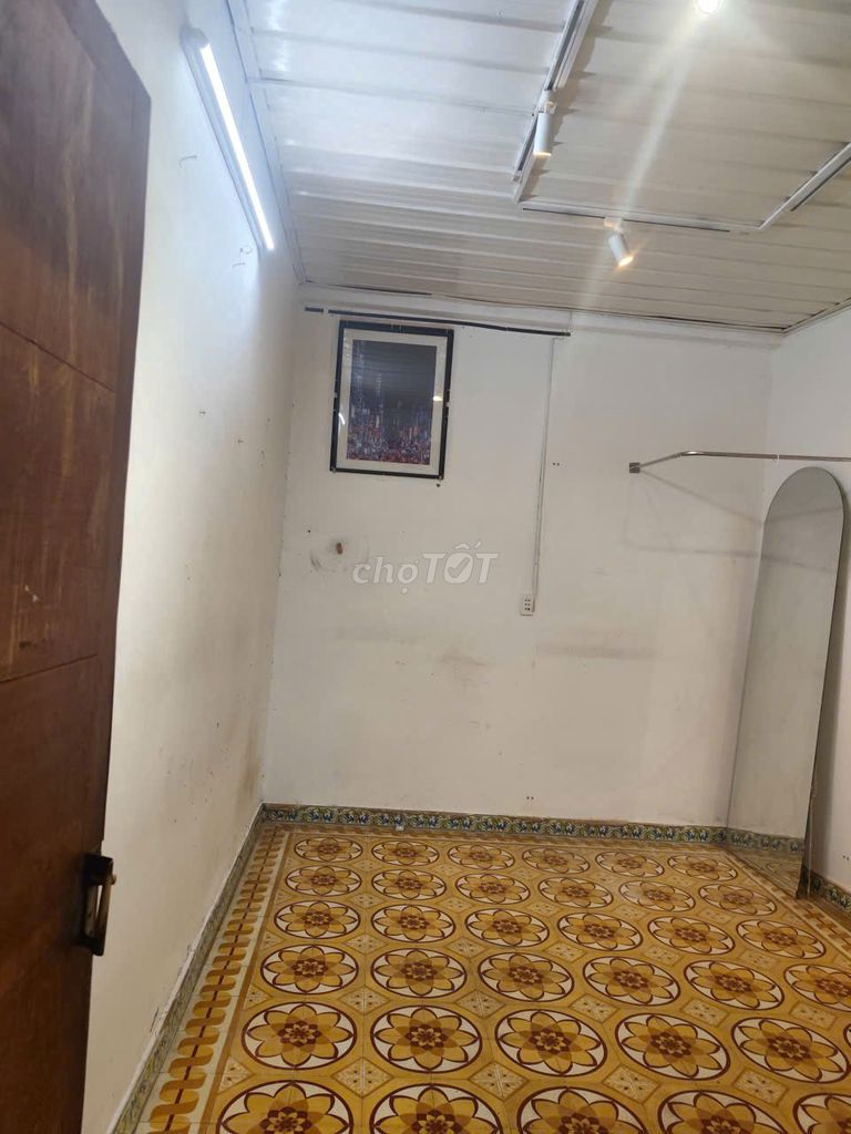 It's the owner who rents an alley house near Phan Liu & Phan Xích Long