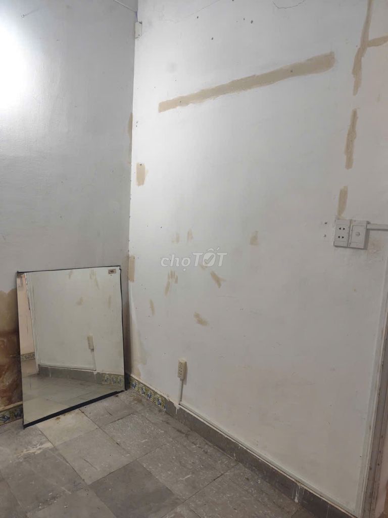 It's the owner who rents an alley house near Phan Liu & Phan Xích Long