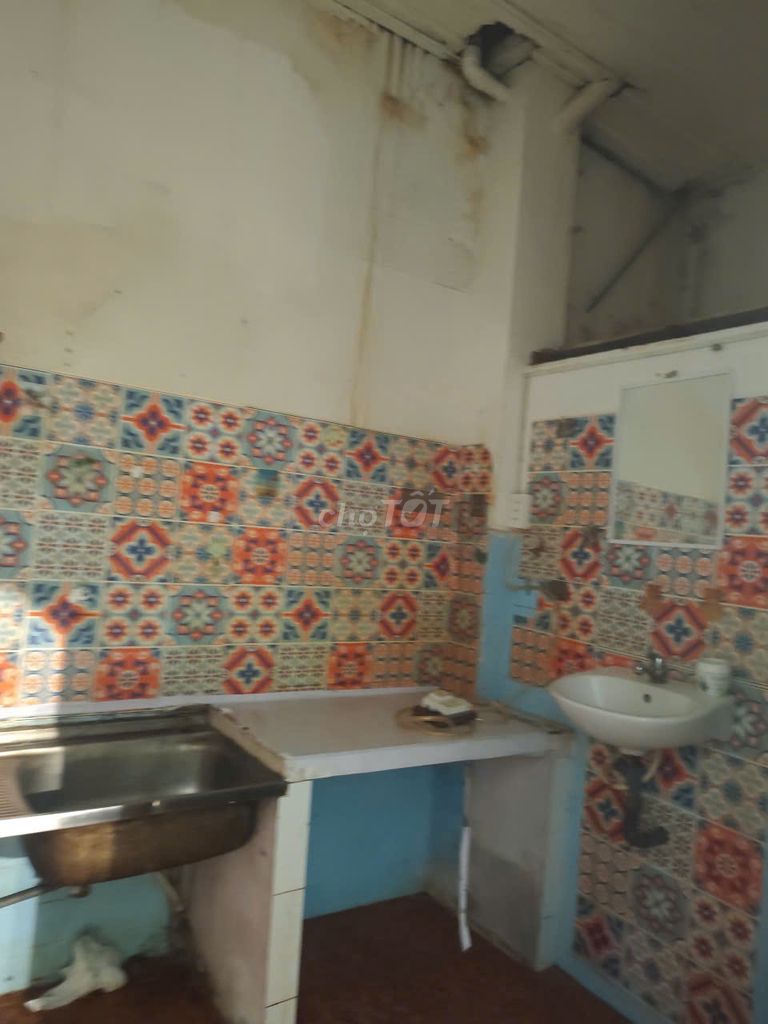 It's the owner who rents an alley house near Phan Liu & Phan Xích Long