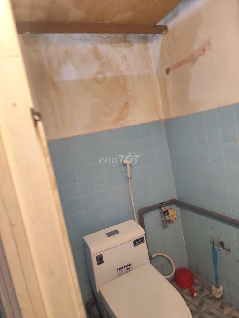 It's the owner who rents an alley house near Phan Liu & Phan Xích Long