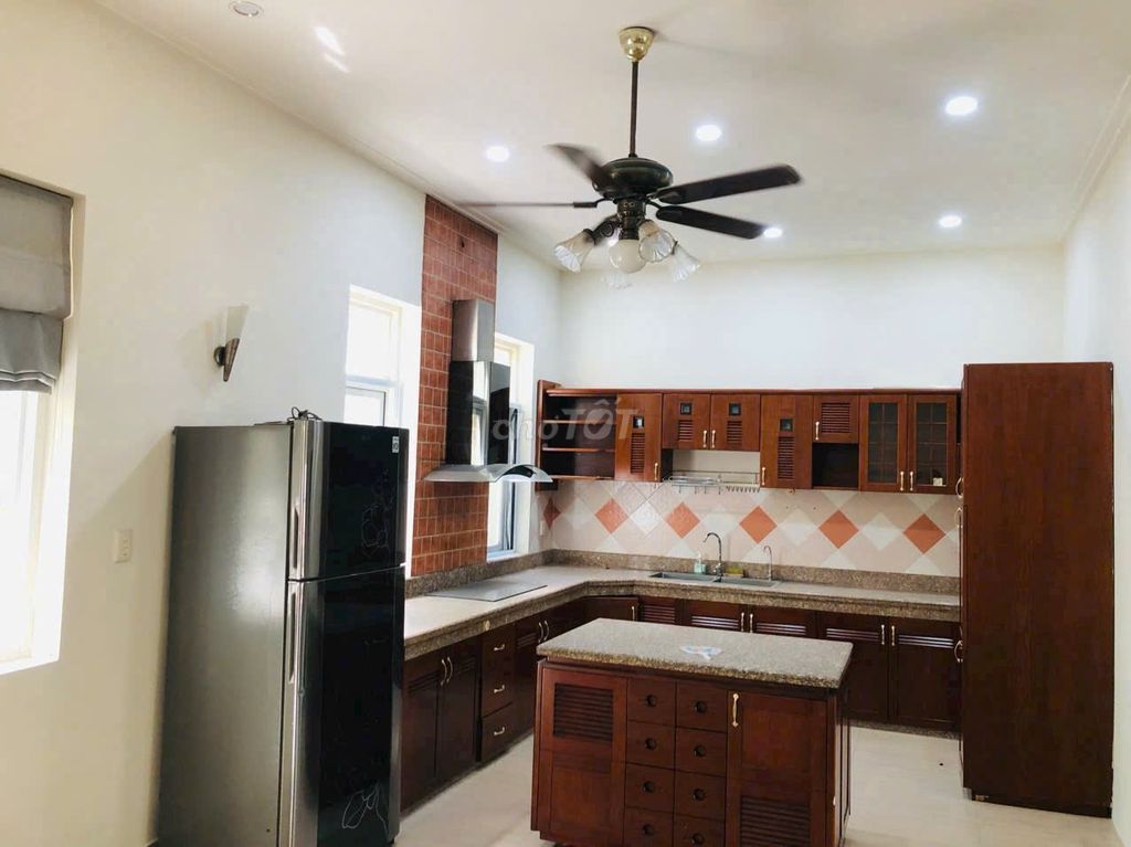 Rent South Heaven's villa three stories, five rooms, staying or office.