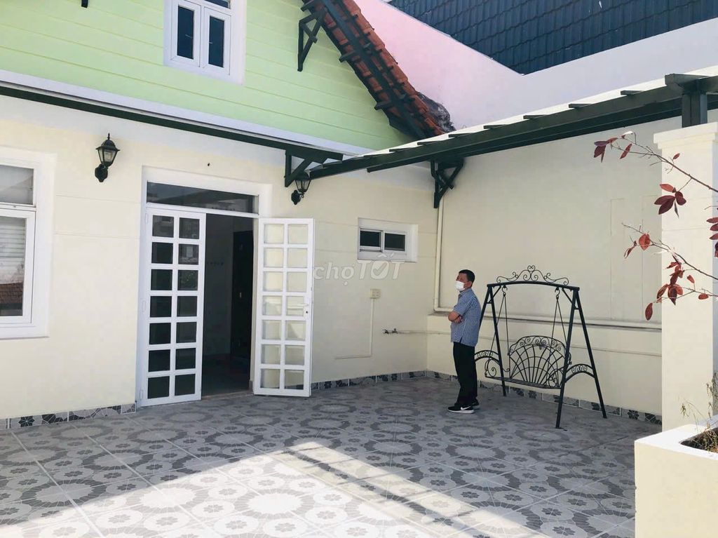 Rent South Heaven's villa three stories, five rooms, staying or office.
