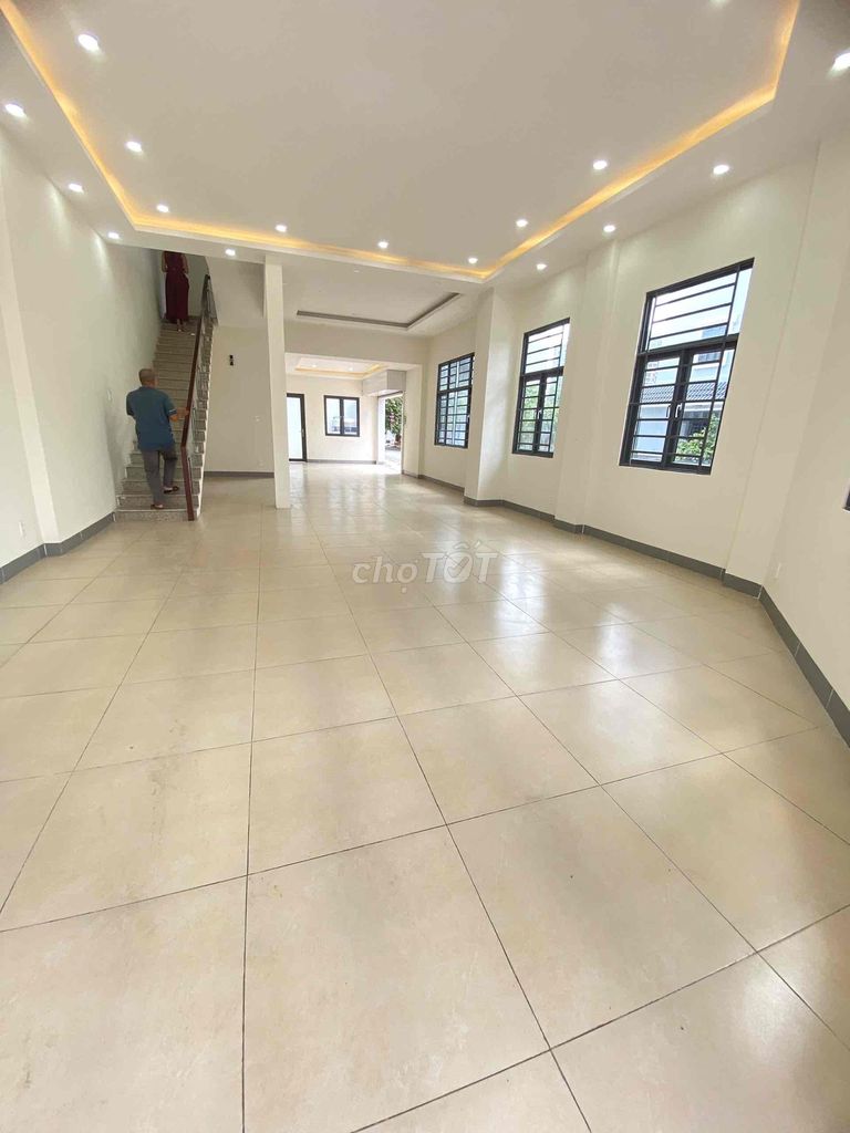 Rent a Liên Phường Q.9 County office at 25 million a month.