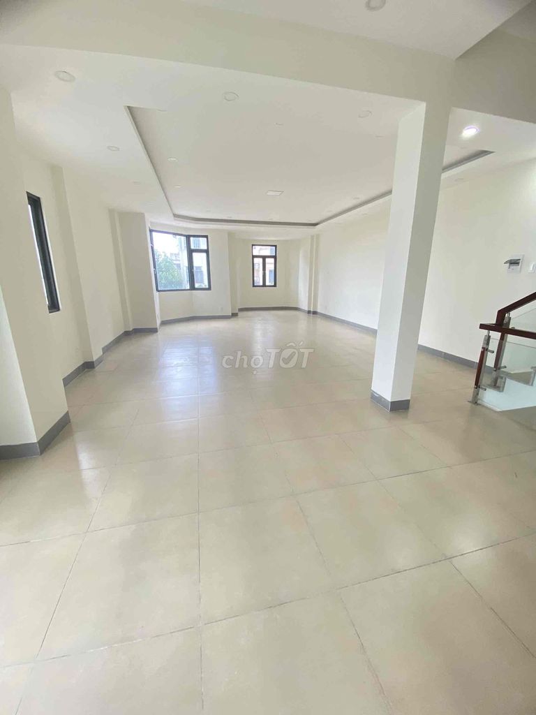 Rent a Liên Phường Q.9 County office at 25 million a month.