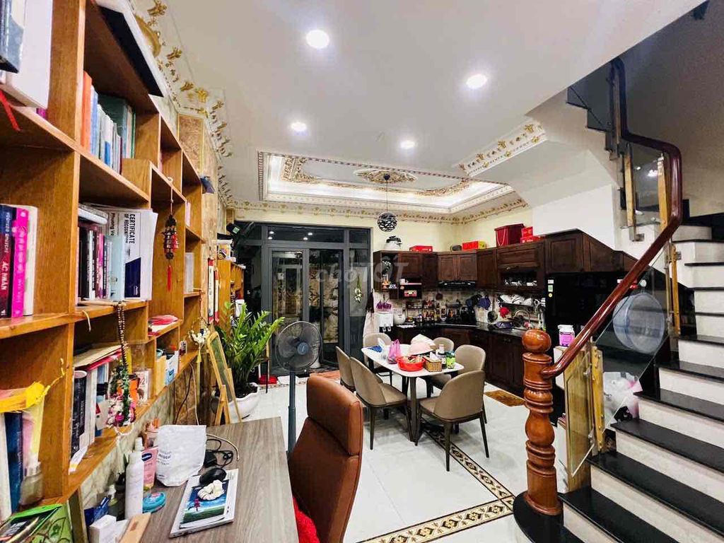 The Full House 71 3 4th floor bedroom 5 x 15 m Huỳnh Tấn Phát District 7